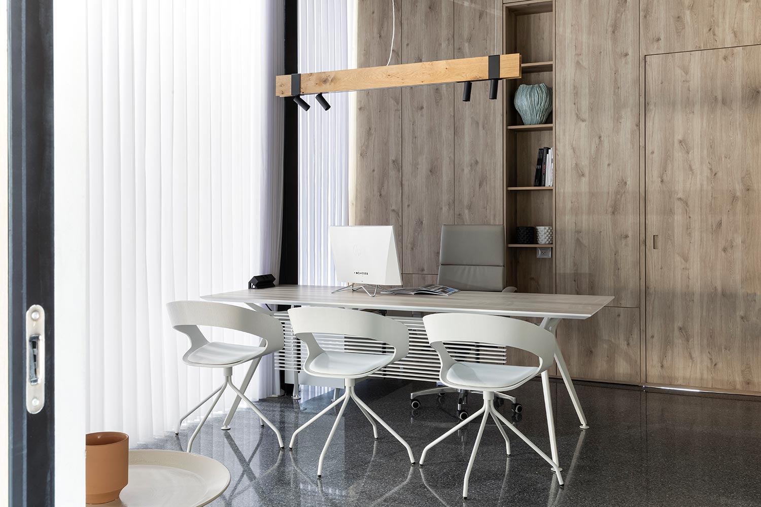 arkitek-work-table-actiubody-chair-sitlandchat-chair-ply-collection-3.jpg